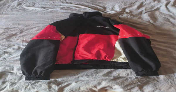 Заказывал ветровку, положили в подарок всякие вкусняшки